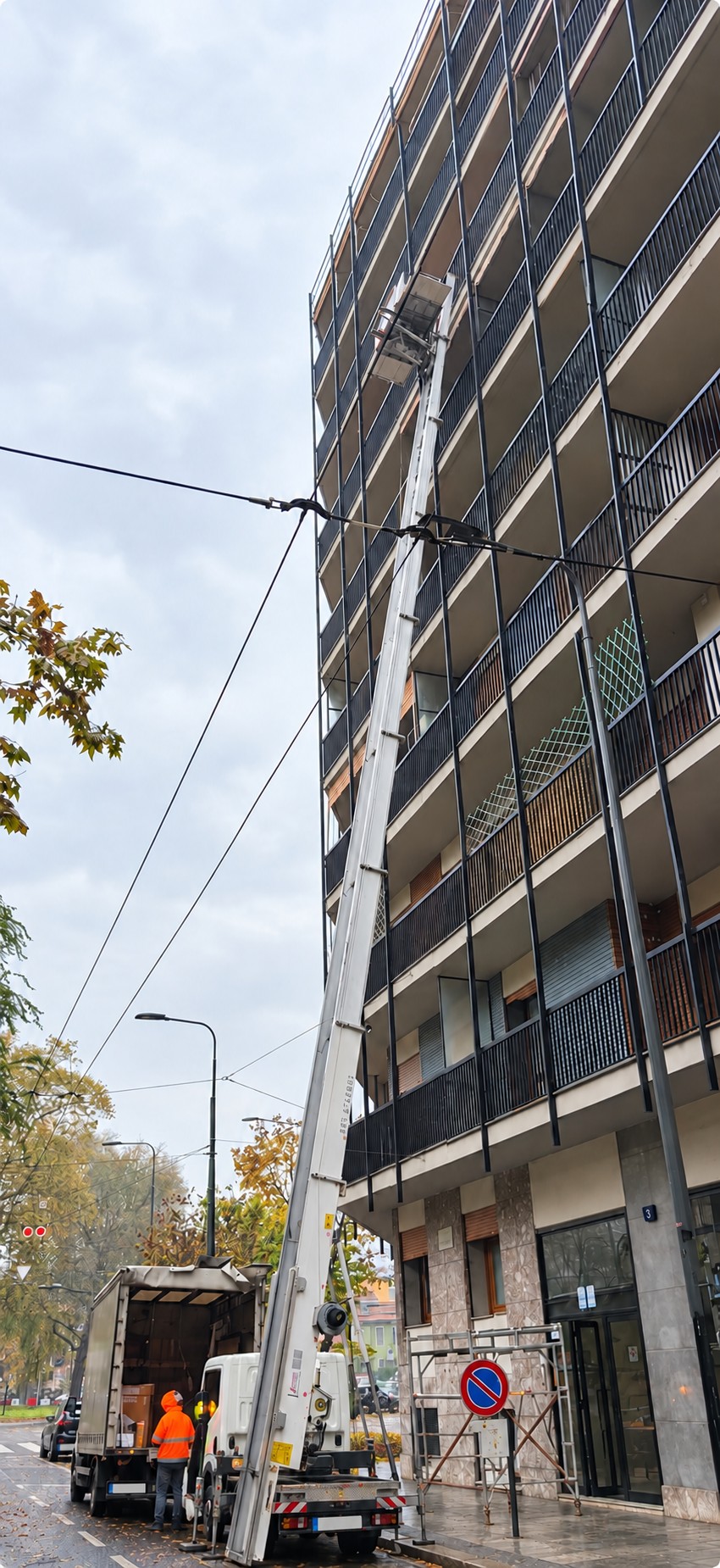 Scala aerea accanto a un edificio per il trasporto di mobili ai piani