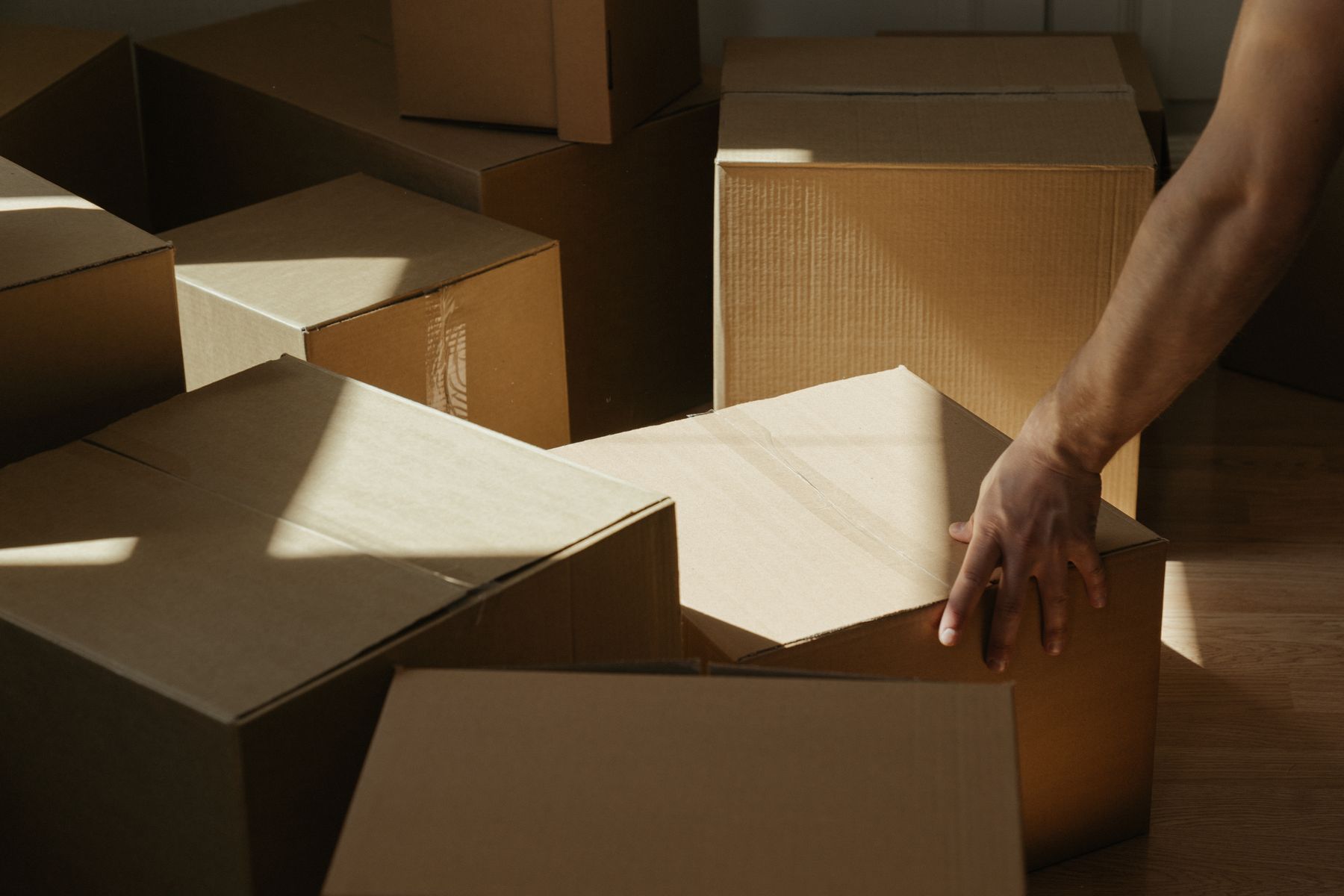 Scatole pronte per un trasloco in una casa luminosa