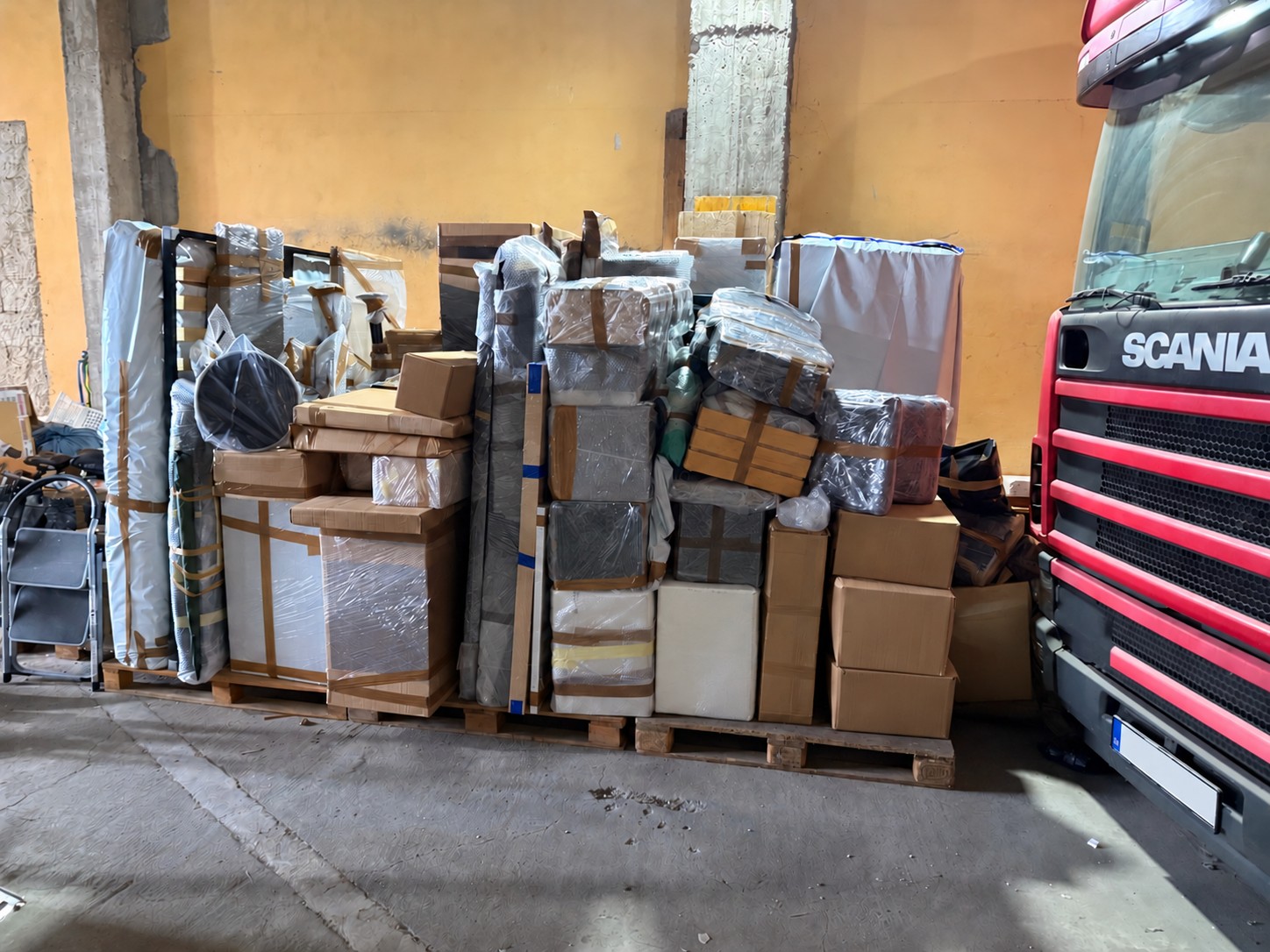 Mobili imballati e protetti su pallet accanto al camion, pronti per il trasporto