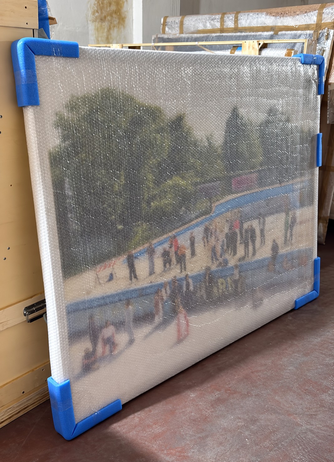 Quadro avvolto in materiale protettivo con paraspigoli in schiuma